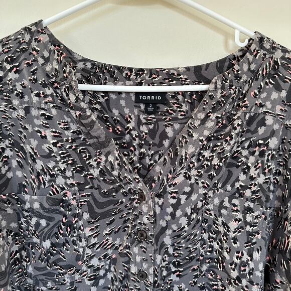 Torrid Harper Women's 2X Animal Print V-Neck Popover Blouse 3/4 Roll Tab Sleeves - Picture 2 of 10